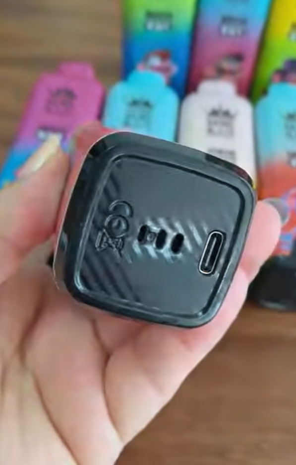 Bang Blaze 60000 Unterseite mit USB-C-Anschluss